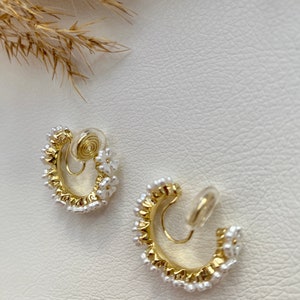 Ohrclips gold und weiß mit Blumen, Ohrringe für ohne Ohrringe-Loch, elegant undgefertigt, schlicht fashion 94 image 6