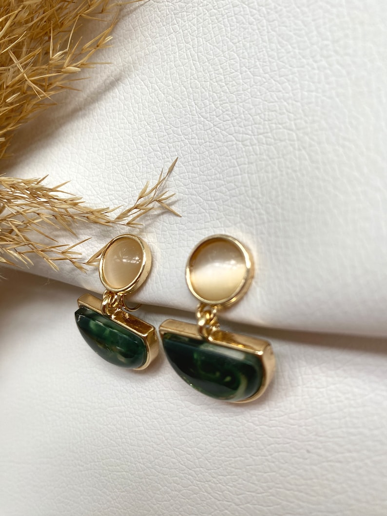 Ohrclips Grün und Gold aus Metall&Kunststoff, Ohrringe für ohneOhrringe-Loch, elegant undhandgefertigt, handmade, mustard 13 Bild 5