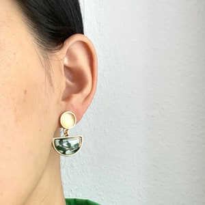 Ohrclips Grün und Gold aus Metall&Kunststoff, Ohrringe für ohneOhrringe-Loch, elegant undhandgefertigt, handmade, mustard 13 Bild 2