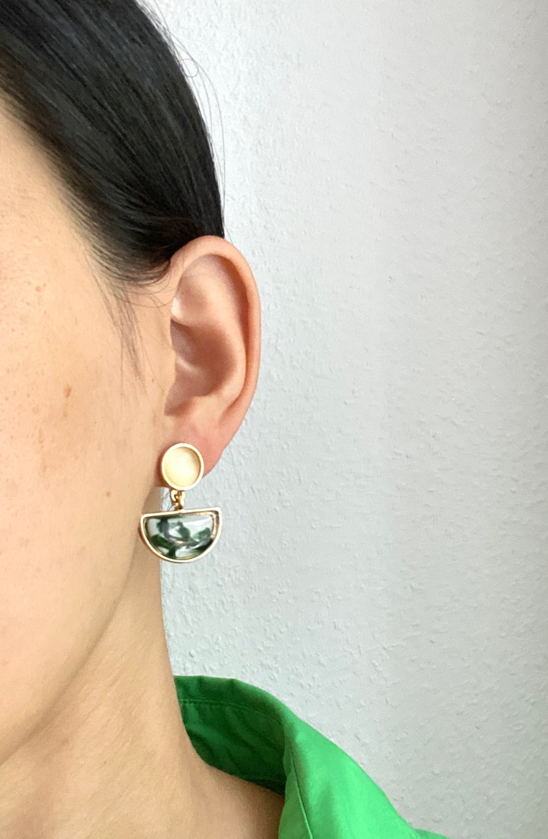 Ohrclips Grün und Gold aus Metal&Kunststoff, Ohrringe für ohne Ohrringe-Loch, elegant und handgefertigt, handmade, slow fashion 13 immagine 2