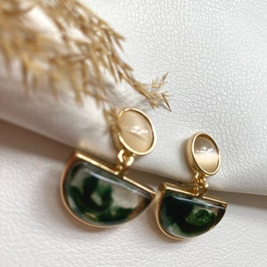 Ohrclips Grün und Gold aus Metall&Kunststoff, Ohrringe für ohneOhrringe-Loch, elegant undhandgefertigt, handmade, mustard 13 Bild 7