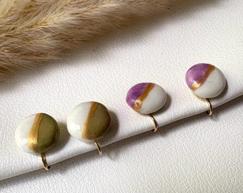 Ohrclips aus Ton, rosa oder grün mit weiß und gold. Ohrringe für ohne Ohrringe-Loch, einzigartige, elegant und handgefertigt, handmade #1