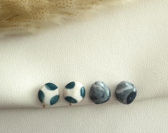 Ohrclips aus Ton, blau und weiß , Ohrringe für ohne Ohrringe-Loch, elegant und handgefertigt, slow fashion #57