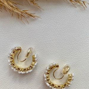 Ohrclips gold und weiß mit Blumen, Ohrringe für ohne Ohrringe-Loch, elegant undgefertigt, schlicht fashion 94 image 4
