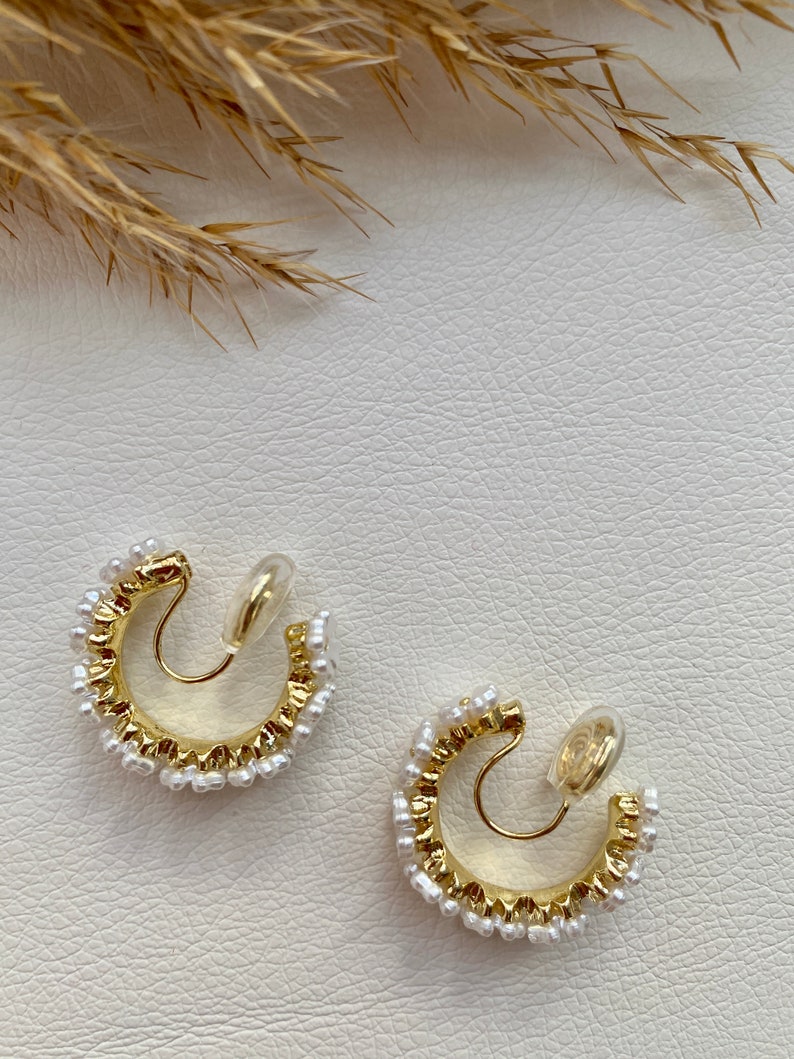 Ohrclips gold und weiß mit Blumen, Ohrringe für ohne Ohrringe-Loch, elegant undgefertigt, schlicht fashion 94 image 4