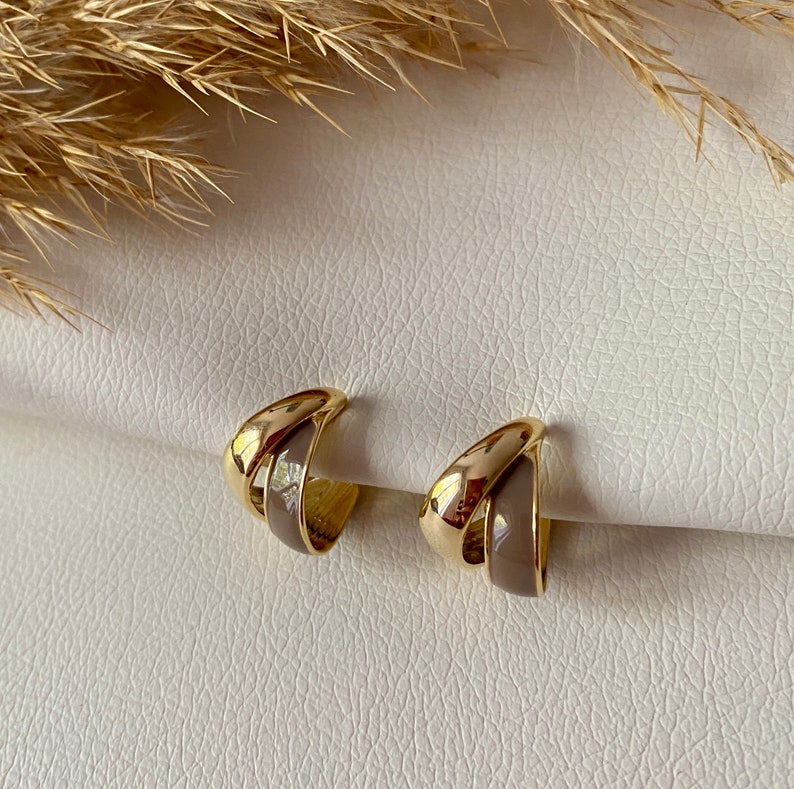 Ohrclips gold und braun, Ohrringe für ohne Ohrringe-Loch, elegant und handgefertigt, Slow Fashion 68 Bild 1