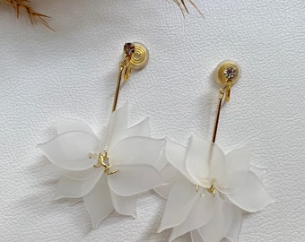 Ohrclips Blumen Gold und weiß groß, Ohrringe für ohneOhrringe-Loch, elegant undgefertigt,slow fashion #91