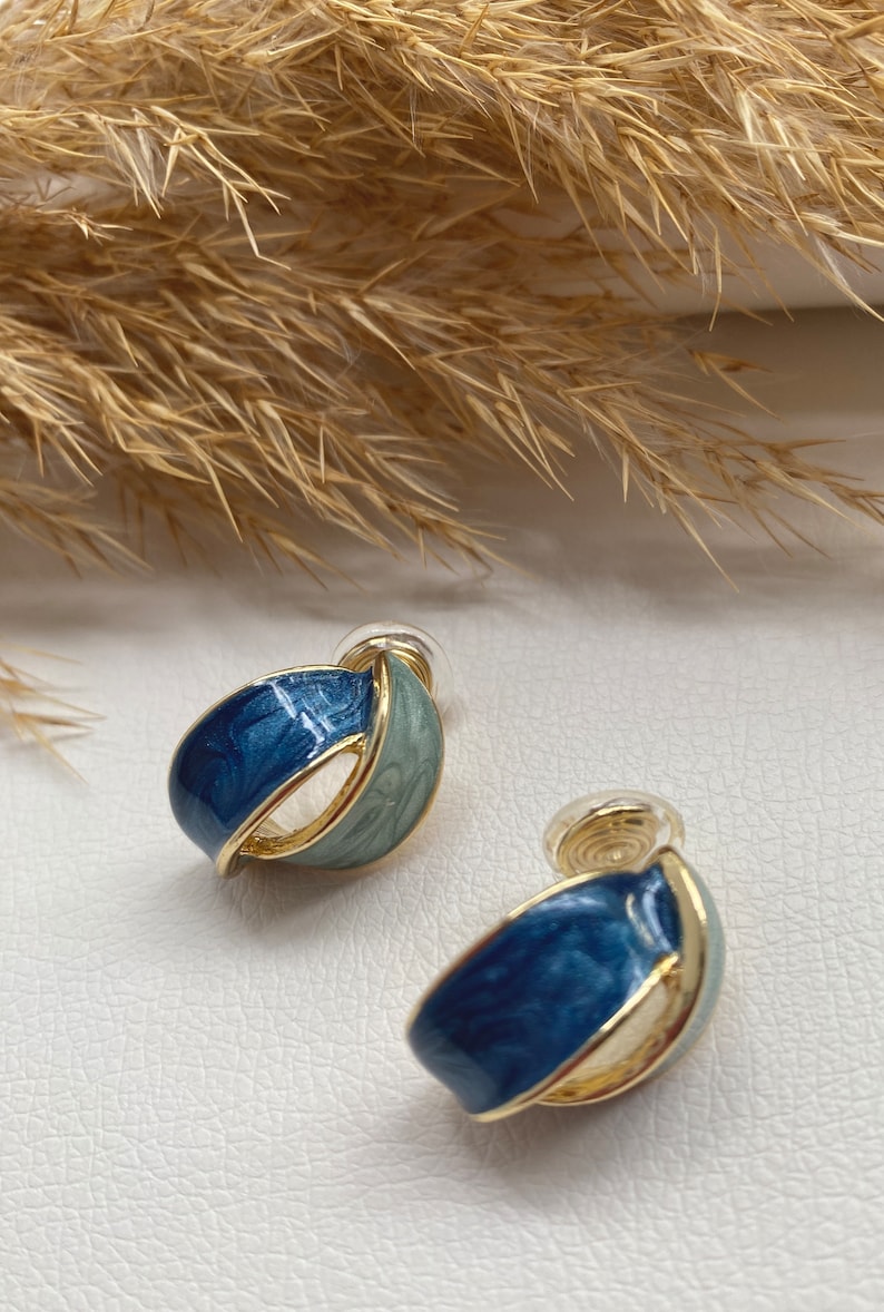 Ohrclips blau aus Kunststoff und Metal, Ohrringe für ohne Ohrringe-Loch, elegant und handgefertigt, handmade, simple fashion 32 image 5