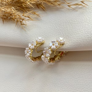 Ohrclips gold und weiß mit Blumen, Ohrringe für ohne Ohrringe-Loch, elegant undgefertigt, schlicht fashion #94
