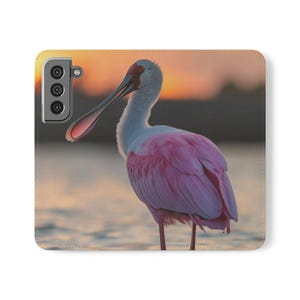 Capa tipo carteira com estampa de colhereiro rosa, capa tipo carteira para celular com compartimentos para cartões, design floral elegante, presente para amantes de pássaros, capa personalizada para celular