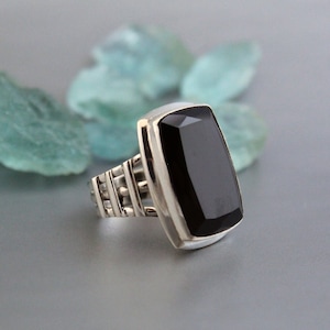 Ring med svart onyx, rektangulär ädelstensring, handgjorda smycken, smycken med decembers födelsesten, personliga smycken, presenter till mamma, stapelring