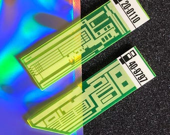 Isolineaire chip: neongeel/groen acryl, lasergeëtst met wit vinyllabel