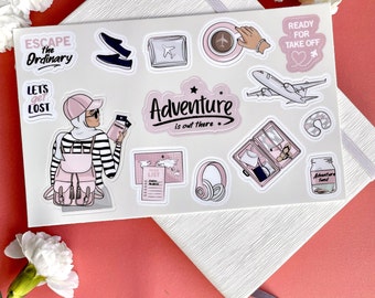Puede incluir: Un conjunto de pegatinas de viaje en rosa y blanco con una mujer con una mochila, un avión, un pasaporte, una taza de café, auriculares, una maleta y el texto "Escape the Ordinary", "Let's get lost", "Adventure is out there", "Ready for take off" y "Adventure fund".
