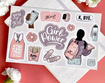 Puede incluir: Un conjunto de 11 pegatinas rosas y grises con frases motivacionales e imágenes. Las pegatinas incluyen frases como "You go girl", "Yes you can", "Girl Power" y "K, Bye". También hay imágenes de un teléfono, patatas fritas, una mochila y una botella de agua.