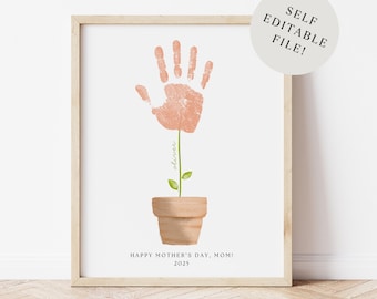 Puede incluir: Arte de huella de mano imprimible para el Día de la Madre. Se muestra una huella de mano rosa como una flor que crece de una maceta con el texto "¡Feliz Día de la Madre, Mamá! 2023".