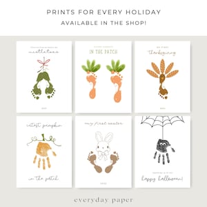 Puede incluir: Seis impresiones con temas navide&ntilde;os sobre fondos blancos. Los dise&ntilde;os incluyen mu&eacute;rdago, zanahorias, un pavo, una calabaza, un conejito y una ara&ntilde;a, todos creados con huellas de manos y pies. El texto incluye "Prints for every holiday".