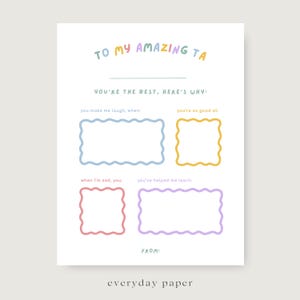 Pu&ograve; includere: Un biglietto bianco da compilare con la scritta "TO MY AMAZING TA" in colori pastello. Il biglietto include richieste come "you make me laugh, when:" e "you're so good at:" con spazio per scrivere. Il fondo del biglietto recita "everyday paper."