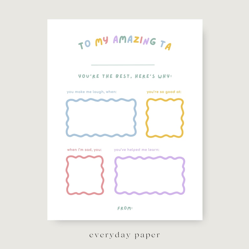 Pu&ograve; includere: Un biglietto bianco da compilare con la scritta "TO MY AMAZING TA" in colori pastello. Il biglietto include richieste come "you make me laugh, when:" e "you're so good at:" con spazio per scrivere. Il fondo del biglietto recita "everyday paper."