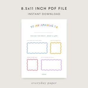 Pu&ograve; includere: Un file PDF stampabile con il testo "TO MY AMAZING TA" in lettere colorate. Il design include sezioni da compilare con richieste come "you make me laugh, when" e "you're so good at". Il file misura 21,59 x 27,94 cm.