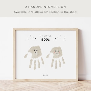 Puede incluir: Una impresi&oacute;n enmarcada con el texto "MY LITTLE BOOS" y el a&ntilde;o 2025. La obra de arte presenta dos fantasmas de huellas de manos. La parte superior del marco dice "2 HANDPRINTS VERSION" y "&iexcl;Disponible en la secci&oacute;n 'Halloween' de la tienda!"