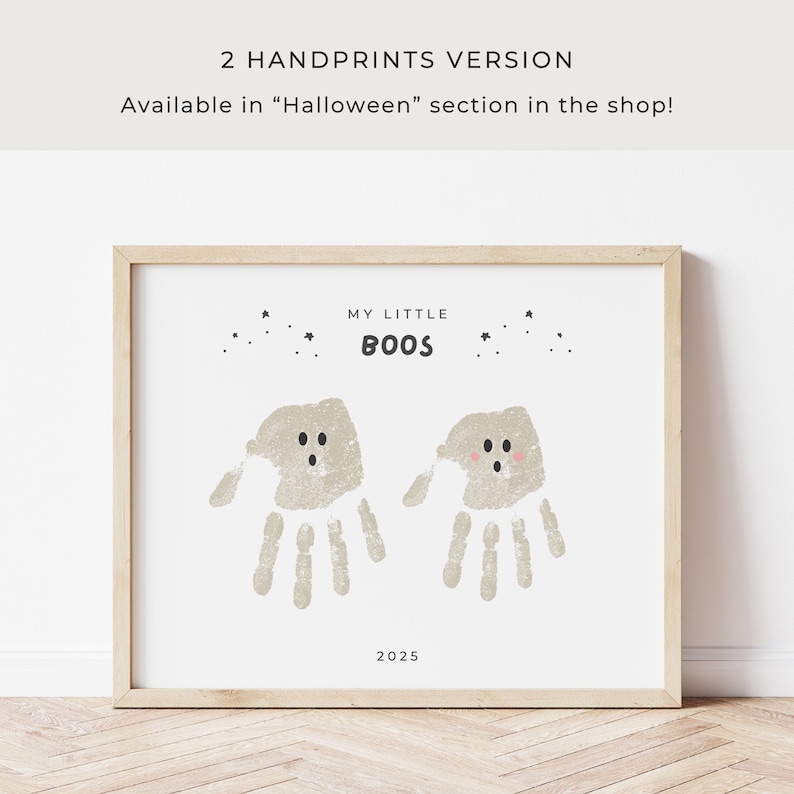 Puede incluir: Una impresi&oacute;n enmarcada con el texto "MY LITTLE BOOS" y el a&ntilde;o 2025. La obra de arte presenta dos fantasmas de huellas de manos. La parte superior del marco dice "2 HANDPRINTS VERSION" y "&iexcl;Disponible en la secci&oacute;n 'Halloween' de la tienda!"