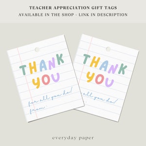 Pu&ograve; includere: Due etichette regalo rettangolari con un design di carta a righe. Le etichette riportano "THANK YOU" in lettere a bolle colorate. Sotto c'&egrave; "for all you do!" e "from:" per la personalizzazione. Per il riconoscimento degli insegnanti.