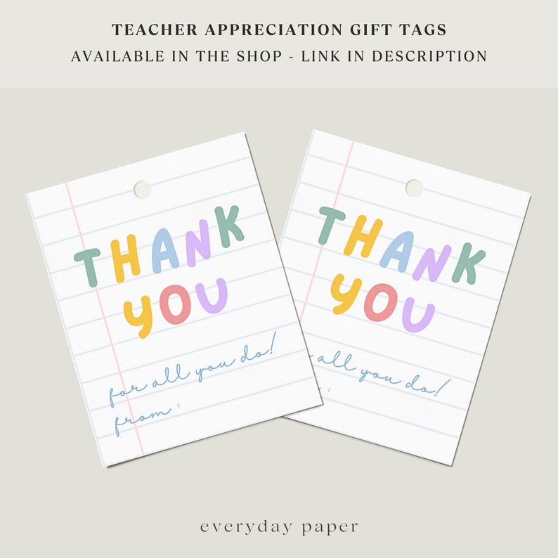 Pu&ograve; includere: Due etichette regalo rettangolari con un design di carta a righe. Le etichette riportano "THANK YOU" in lettere a bolle colorate. Sotto c'&egrave; "for all you do!" e "from:" per la personalizzazione. Per il riconoscimento degli insegnanti.