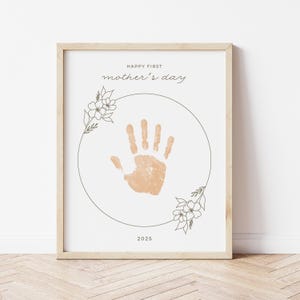 Handafdruk kunst eerste Moederdag, 1e Moederdagcadeau voor vrouw van baby, eenvoudige minimale ambachtelijke afdrukbaar met jaar 2025, cadeau aandenken moeder