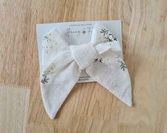 The Classic Bow (lace) - handmade bow, hair clip, hair accessory, girl bow, girls hair bow, cotton calico lace, flower print