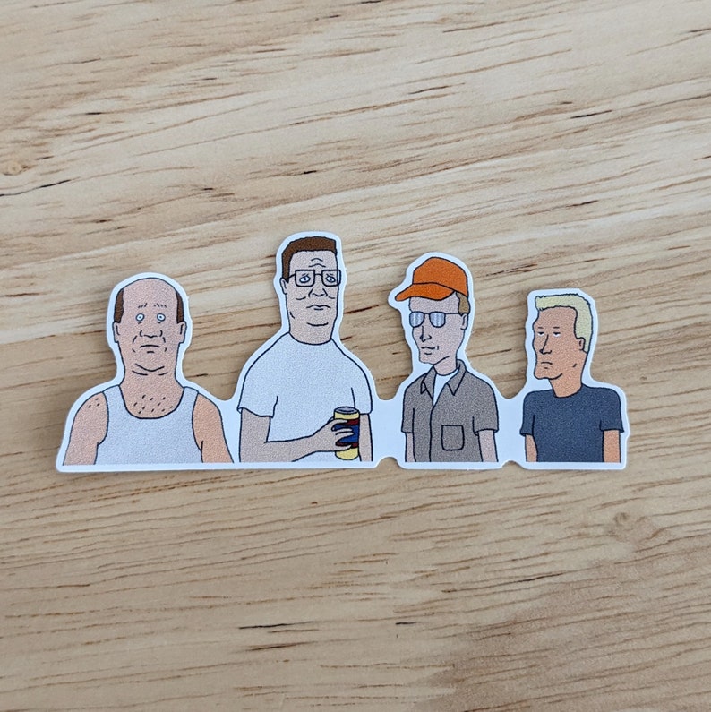 Op de afbeelding: Vier cartoonfiguren, drie mannen en een vrouw, zijn in een rij afgebeeld. De figuren dragen allemaal casual kleding. De man links is kaal en heeft een wit tanktopje aan. De man in het midden draagt een wit T-shirt en houdt een blikje bier vast. De man rechts draagt een bruin shirt en een baseballpet. De vrouw draagt een zwart shirt.
