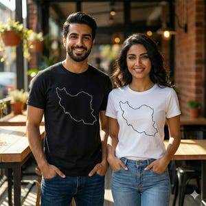 Peut inclure: Un homme et une femme portant des t-shirts assortis. Le t-shirt noir présente un contour blanc de la forme d'un pays, tandis que le t-shirt blanc de la femme a un contour noir du même pays. Tous deux portent des jeans bleus.