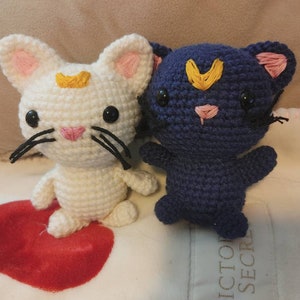 Gatito de media luna