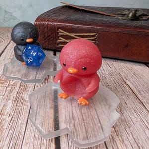 Rode pinguïn D20 dobbelsteenbewaarder | Handgemaakte dobbelsteenbeschermer