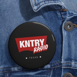 カウボーイ・カーターのピンバッジ - KNTRYラジオ・テキサス