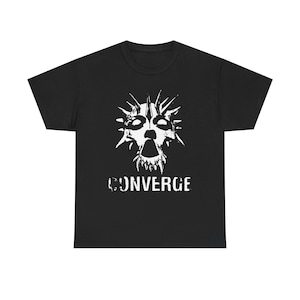 Könnte beinhalten: Schwarzes T-Shirt mit einem weißen Grafikdruck eines Schädels mit Stacheln und dem Wort "CONVERGE" darunter.