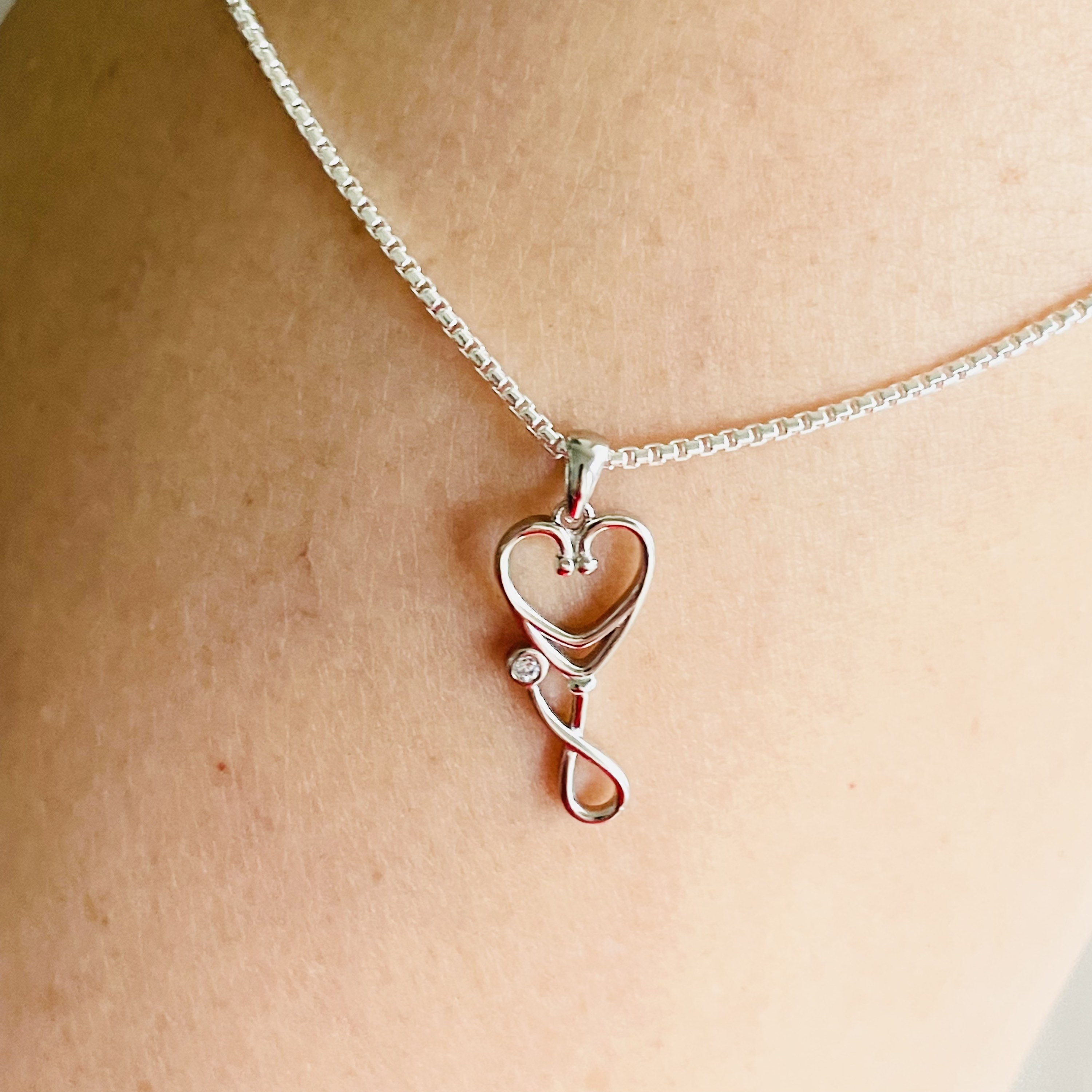 YEESIA Collana Infermiera In Argento Sterling 925 Con Stetoscopio A Cuore E Zirconi, Regalo Per Personale Medico