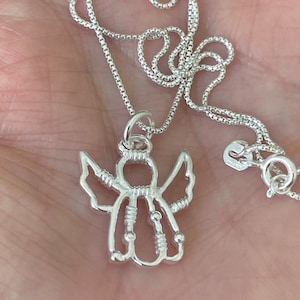 Colar com pingente de anjo em prata esterlina: joia religiosa delicada