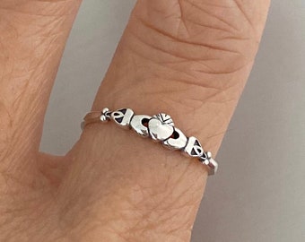Srebrny pierścień Claddagh: delikatny irlandzki pierścień przyjaźni