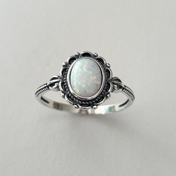 Anello Vittoriano Argento 925 Con Opale Bianco Creato In Laboratorio, 11 Gemme