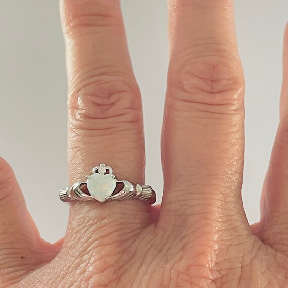 Anello d'amicizia e amore Claddagh irlandese in argento sterling 925 con cuore di opale simulato