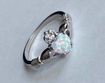 Sterling Silber Herz Claddagh Ring: Weißer Opal & CZ