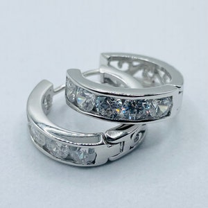 Orecchini a cerchio in argento sterling con zirconi cubici: delicati orecchini a cerchio