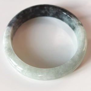 55+mm Armreif aus natürlichem Burma-Jadeit, Typ A, unbehandelter Edelstein, Feicui-Stil, chinesische Tuschmalerei