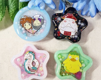 Llavero con colgante de resina estilo Kawaii inspirado en El viaje de Chihiro, con agarre para teléfono y portatarjetas.