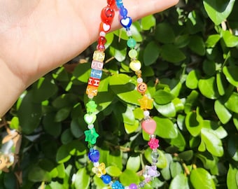 Correas coloridas para fundas de teléfono con cuentas kitsch de arcoíris y dije de osito de goma