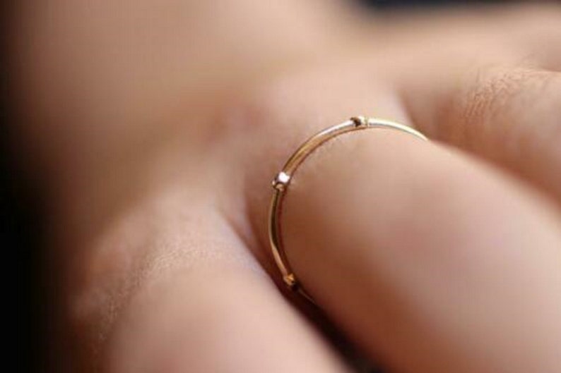 0.12 CT Rundschliff Weiße Diamant Lünette Set Eternity Verlobungsring Simulierter Diamant 14kt Gelbgold Finish Ring für Frauen Bild 2