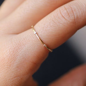 0.12 CT Rundschliff Weiße Diamant Lünette Set Eternity Verlobungsring Simulierter Diamant 14kt Gelbgold Finish Ring für Frauen Bild 1