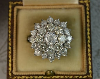 2,50 ct Rundschliff-weißer Diamant-Cluster-Blumen-Verlobungsring, Hochzeits-Cluster-Ring, simulierter Diamant, 14-karätiges Gelbgold für Damen