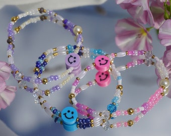 Perlenarmband mit Smiley in verschiedenen Farben