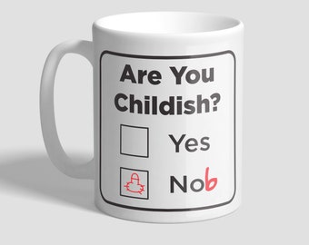 Könnte beinhalten: Weiße Keramiktasse mit schwarzem Rand und dem Text "Are You Childish?" mit einem Kontrollkästchen neben dem Text "Yes" und einem Kontrollkästchen neben dem Text "No" mit einem roten Häkchen im Kästchen.